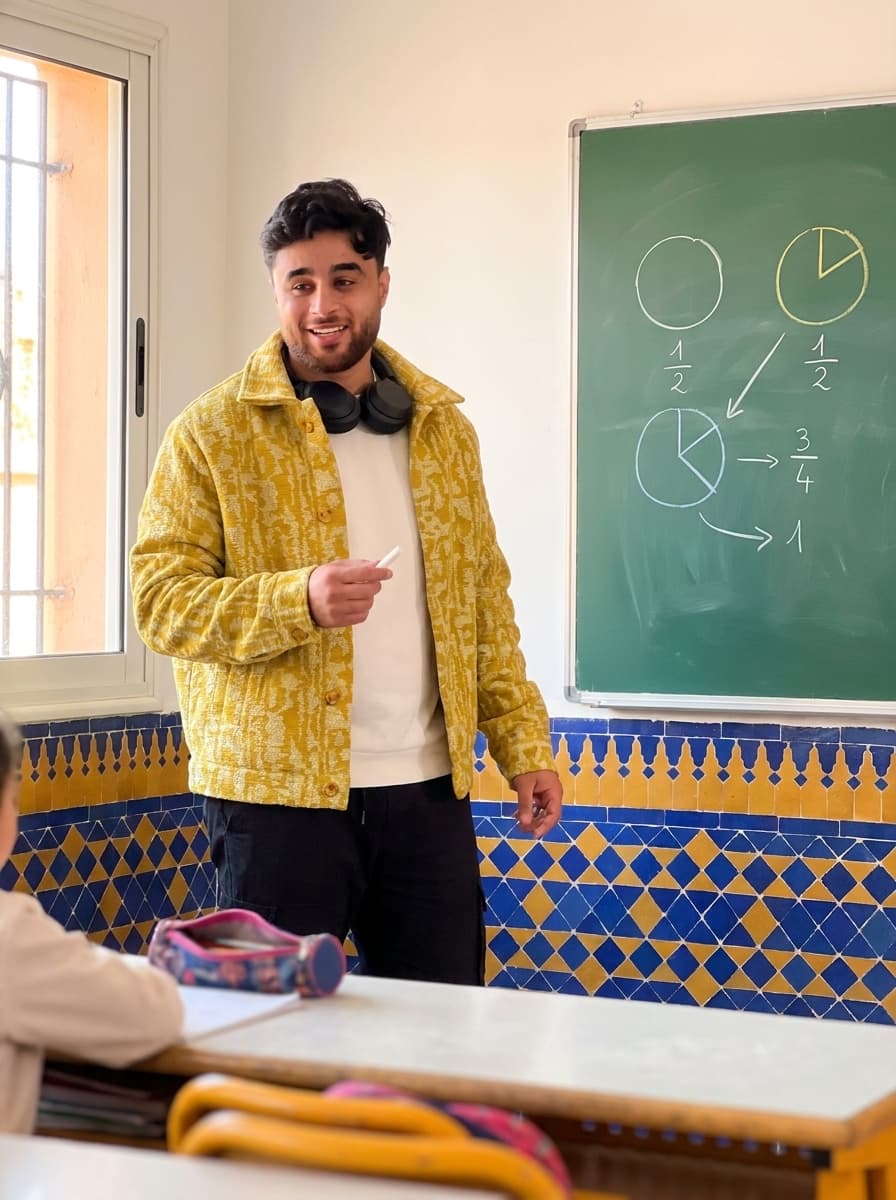 الأستاذ إسماعيل، مؤسس قرايتك، في القسم
